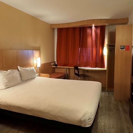 Отель Ibis Istres Trigance Экстерьер фото