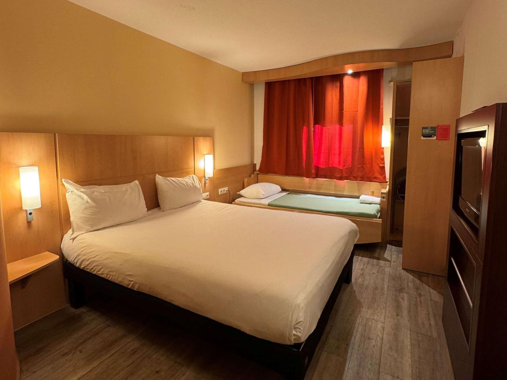 Отель Ibis Istres Trigance Экстерьер фото