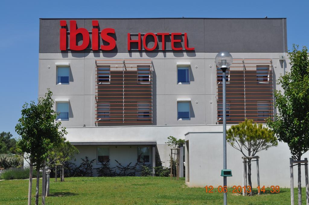 Отель Ibis Istres Trigance Экстерьер фото